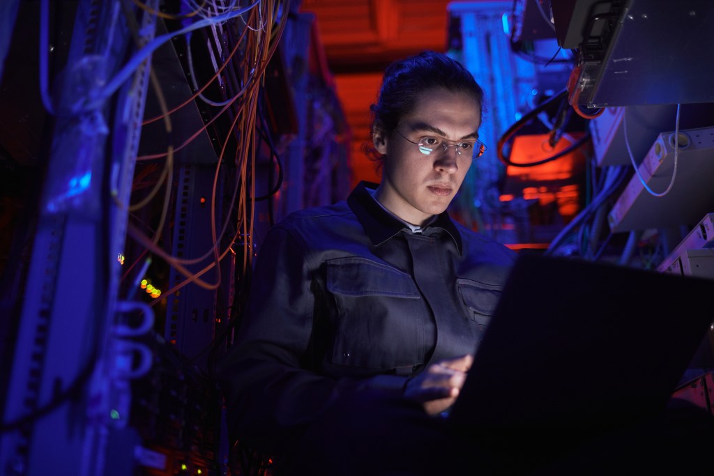Data centre engineer